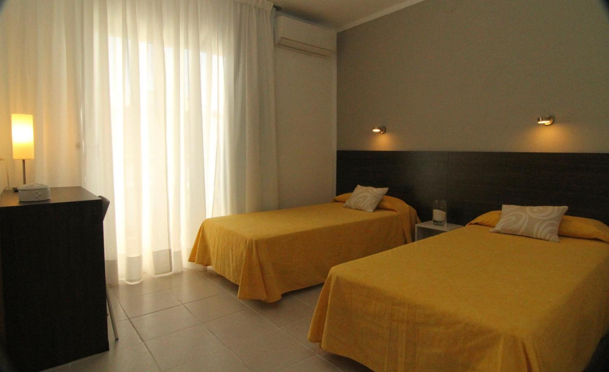 Hostal Tahiti Rs Salou Esterno foto